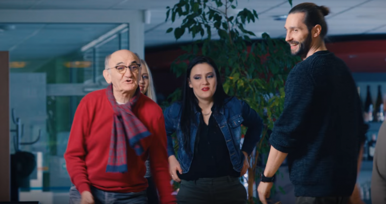 Pozoruhodné. Má 70 rokov a je denným študentom na vysokej škole.