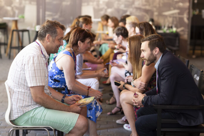 Ako nadviazať kontakty, keď ste introvert?