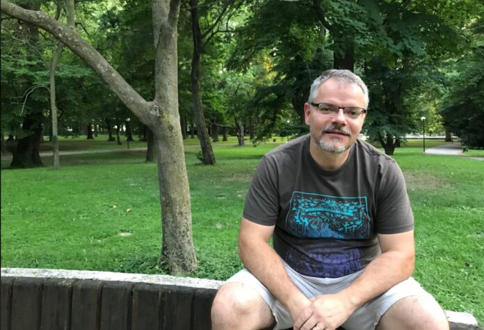 Martin Miler: Lezenie na stoh slamy alebo „Šiel, šiel s nasoleným zadkom. Šiel, šiel v riti so špáratkom.