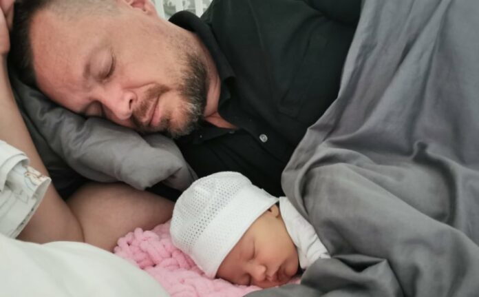 Prečo by mal bábätko prebaľovať otec