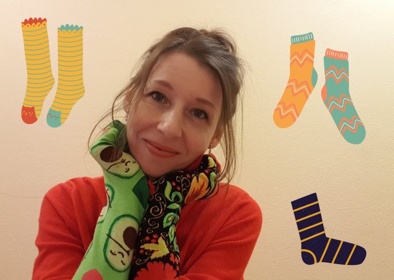 Čítala som, že ponožky často miznú za tesnením bubna v práčke.  Vylúčené, my máme práčku, ktorá sa plní zhora.