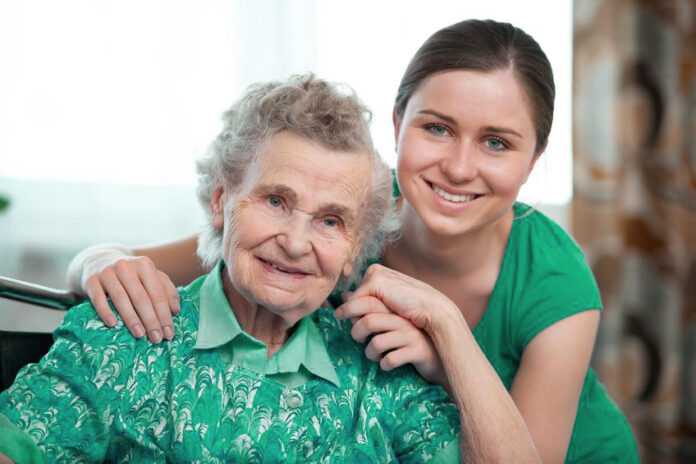 Polohovanie imobilného pacienta z chrbta na bok