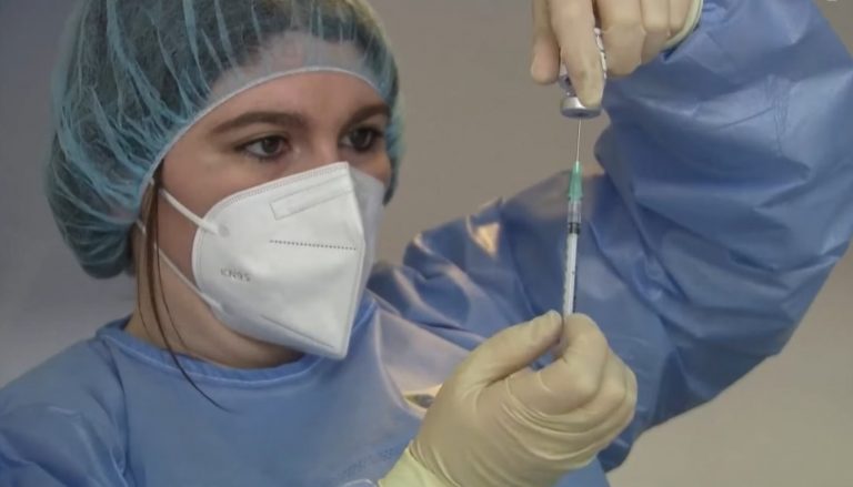 Zastavuje sa nákup vakcín proti covidu, kým nebude hotová analýza. Rozhodla vláda…