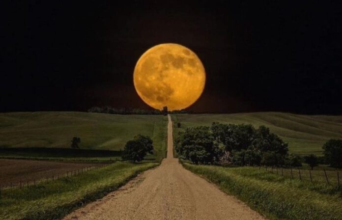 Ako odfotiť romantický spln mesiaca?