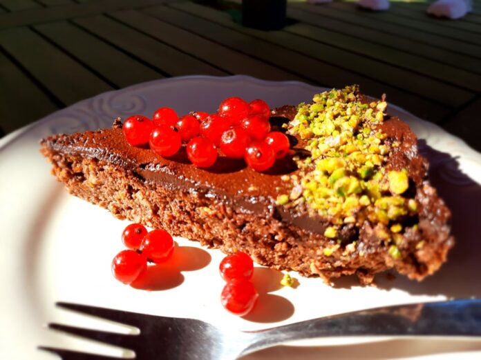 Cuketový perník s tvarohom, pripravený ako nízkosacharidový koláč