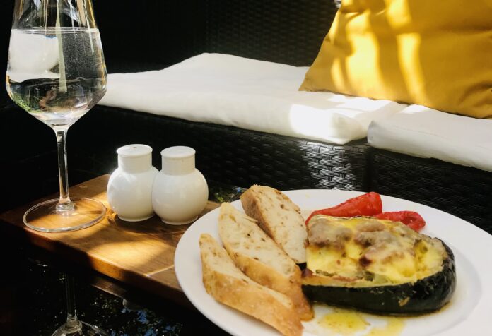 Zapekaná cukina s mäsom, syrom a zeleninou