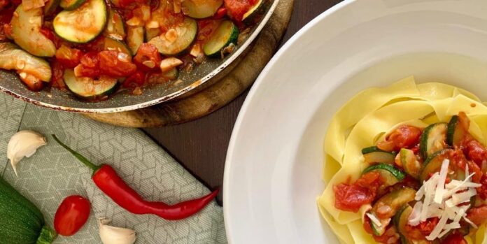 Extra rýchle cestoviny s cukinou a paradajkami