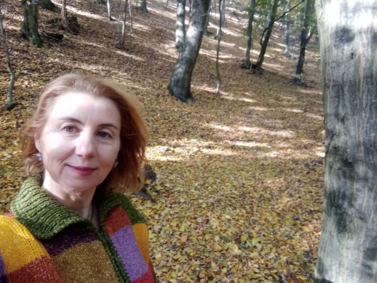 Z veľkého materiálneho bohatstva často ostane len jedna posteľ, stolík a výhľad na východ slnka…
