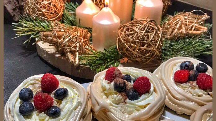 Pavlova torta s ovocím a mätou