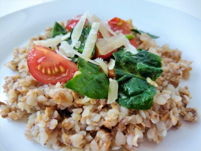 Pohánka s baby špenátom a rajčinami. Rýchle a zdravé jedlo.