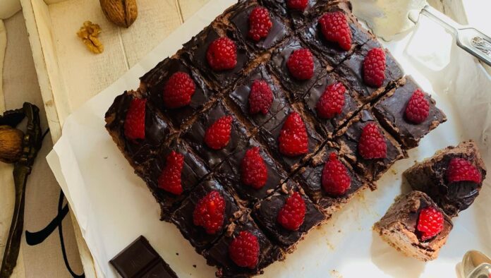 Nepečený koláč s banánom a krémom z mascarpone a čokoládou, ktorý pripravíte 1 - 2 - 3