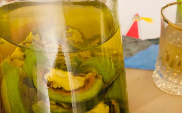 Preparát z alkoholu a orechov vhodný proti parazitom či bruchabôľu