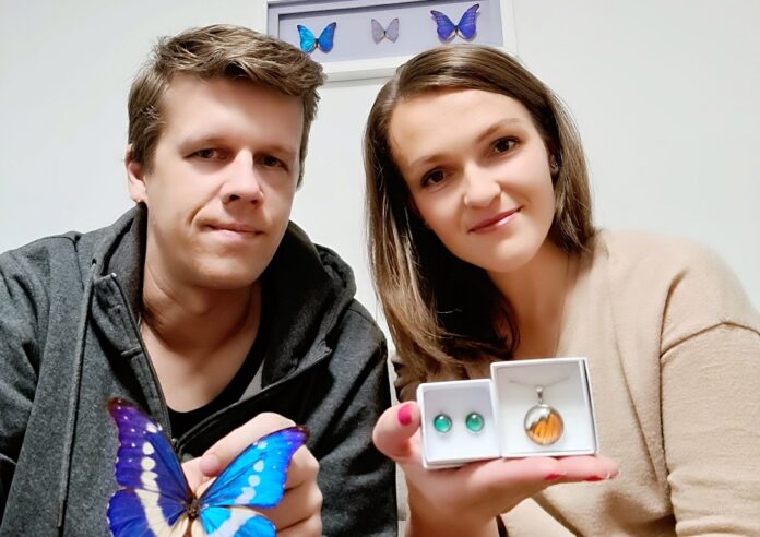 Šperky z motýlích krídiel pomáhajú