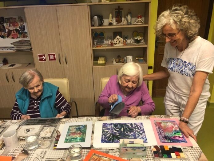 pracovná terapeutka v dome seniorov