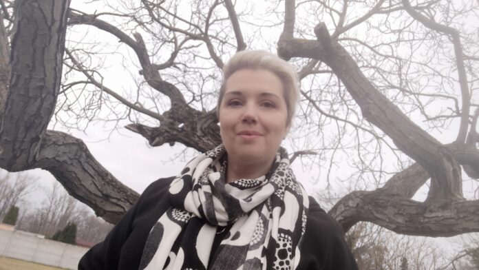 Veľakrát som stála na rázcestí a väčšinou som si vyberala tú ľahšiu cestu – ako každý z nás. Odkedy si ale vyberám vždy tú ťažšiu cestu, posúvam sa dopredu a nestojím na jednom mieste. Ako sa to dá? Ide to iba jediným spôsobom, začať si veriť a prestať sa báť vecí, ktoré sa nikdy nemusia stať. Prestať vnímať okolie a riadiť sa výhradne iba podľa seba, počúvať a učiť sa od ľudí, ktorí vo svojom živote už dosiahli, čo chceli, a majú výsledky.