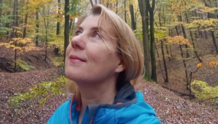 Za dverami obytného domu sa dejú veci. Je to preto, že život nie je len o sladkosti, ale aj horkosti dní. 