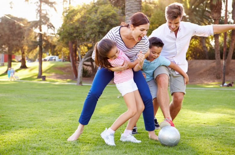 Dokonalé steblá priamo na záhrade. Ako si doma vypestovať trávnik ako stvorený na futbal?