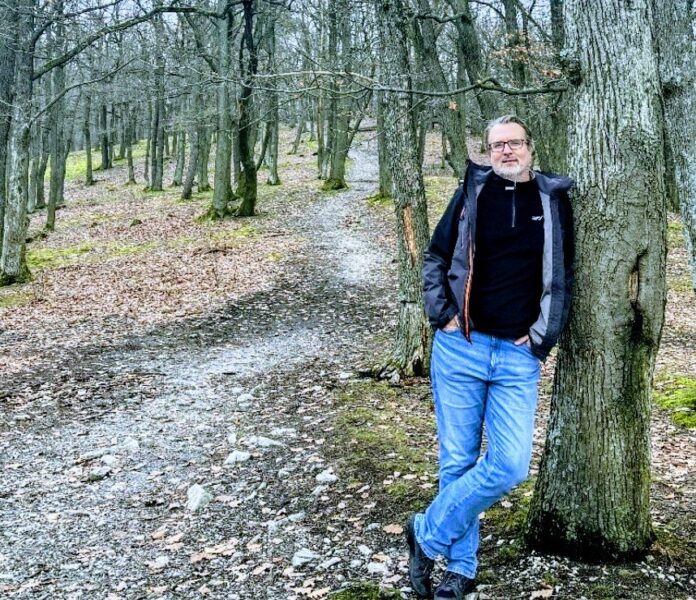 Naučiť dieťa kriticky myslieť neznamená vysvetliť mu, ktoré názory, zdroje a médiá sú tie pravdivé.