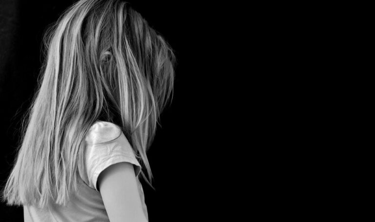 Pedofil v roli romantického hrdinu? Deti sa sexualizujú priskoro. Rodičia sa musia postaviť za svoje deti!