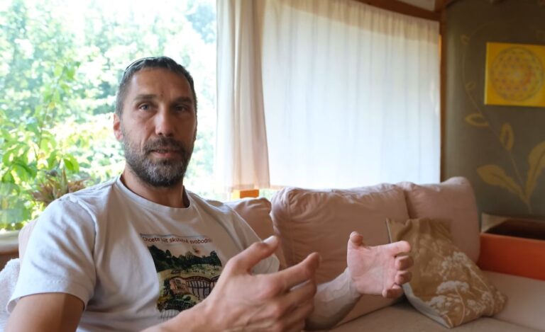 Peter stavia sebestačné domy z prírodných materiálov v cene už od 20 000€