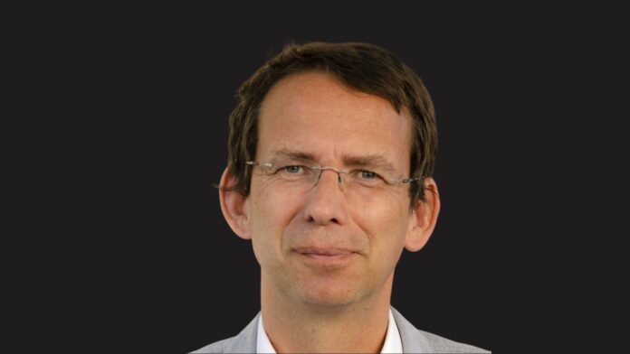 Prof. Petr Drulák: Nadradenosť západu nad Slovanmi dodnes nezmizla. Dvojaký meter je tu dodnes.