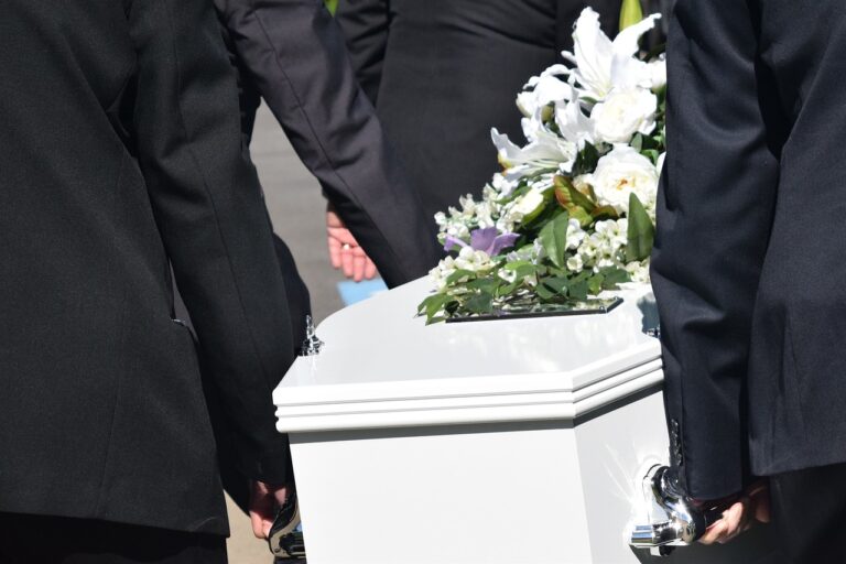 Zomrieť sa oplatí do Silvestra, pozostalí ušetria aj 250€. Pohreby budú od januára drahý „špás“ (fejtón)