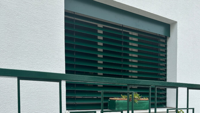 Vonkajšie žalúzie a rolety. Ktorý typ tienenia je vhodnejší