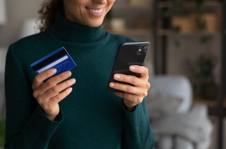 Platobná karta v mobile: Päť praktických výhod pre vaše financie