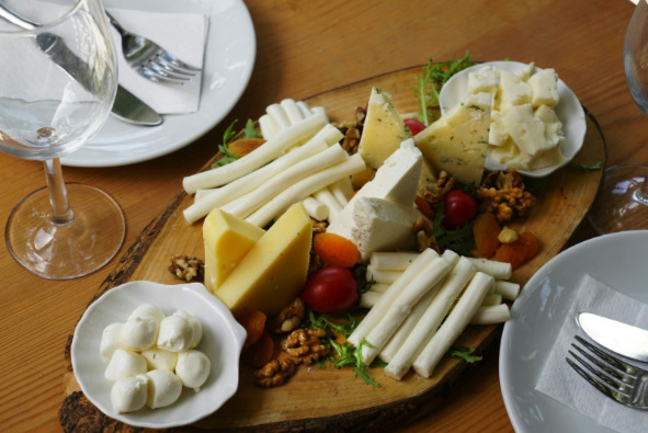 Ako si doma vyrobiť rastlinný syr ideálny aj do hlavných jedál?