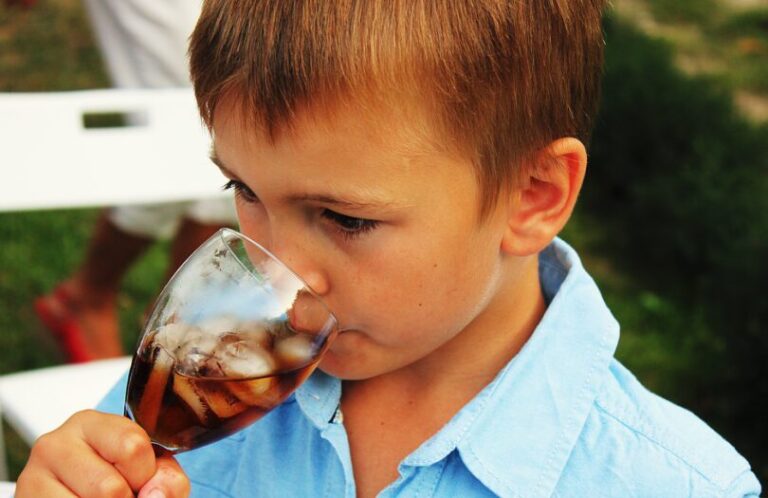 Čo robí Coca-Cola v tele človeka a prečo sa ňou čistí aj záchod či hrdza?