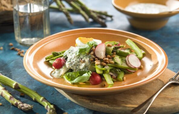 Jarný detox bez extrémov: jedlá, ktoré odľahčia telo aj hlavu